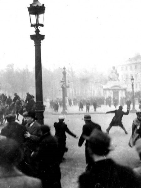 <p>Enfrentamientos entre los manifestantes y la policía en la plaza de la Concordia, París, el 6 de febrero de 1934. / <strong>L'Histoire par l'image.</strong></p>