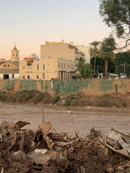 <p>Una calle de Paiporta, destrozada por las inundaciones. / <strong>P. C.</strong></p>