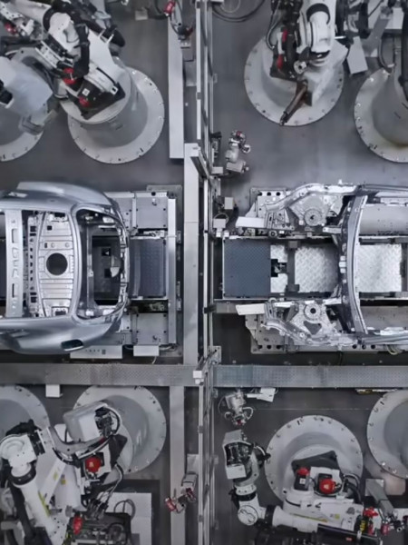 <p>Imagen de un vídeo promocional de la fábrica de coches eléctricos de Xiaomi, altamente automatizada. /<strong> Xiaomi (Youtube)</strong></p>