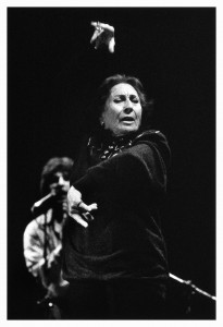 Pilar López, bailando en el Teatro Trianon de París, en 1993