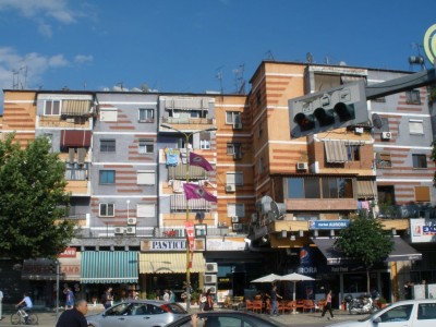 <p>Algunas fachadas de las casas de Tirana, renovadas siendo alcalde el pintor, Edi Rama.</p>