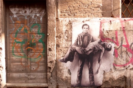 <p>Un mural de Pasolini con su cadáver, dibujado en las calles de Roma.</p>