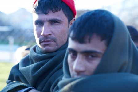 <p>Dos jóvenes afganos se protegen del frío con mantas en localidad serbia de Dimitrovgrad, en la frontera con Bulgaria.</p>
