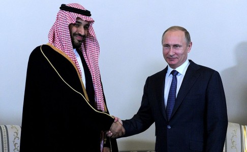 <p>El ministro de Defensa de Arabia Saudí, Mohamad bin Salmán al Saud, con el presidente ruso, Vladimir Putin el pasado 18 de junio. </p>