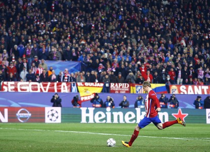 <p>Fernando Torres, en la tanda de penaltis frente al PSV Eindhoven</p>