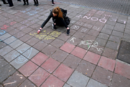 <p>Homenaje a las víctimas del atentado frente al antiguo edificio de la Bolsa de Bruselas.</p>