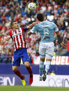<p>Gabi pugna por un balón aéreo con Pablo Hernández, del Celta de Vigo, durante el último partido de Liga (2-0)</p>