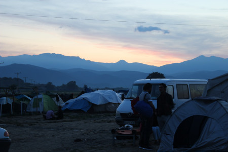 <p>Dos jóvenes sirios se preparan para intentar por última vez cruzar la frontera con Macedonia.</p>