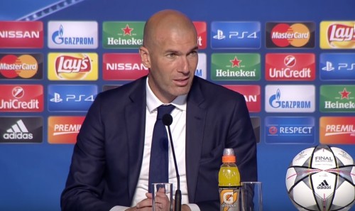 <p>Zinedine Zidane, en la rueda de prensa tras proclamarse campeón de Europa con el Real Madrid</p>