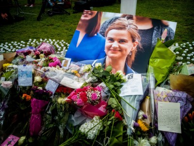 <p>Memorial en homenaje a Jo Cox en la plaza del Parlamento en Londres.</p>