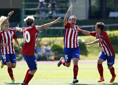 <p>Silvia Meseguer celebra la consecución del segundo gol atlético junto a sus compañeras en la final de Copa ante el FC Barcelona (2-3)</p>