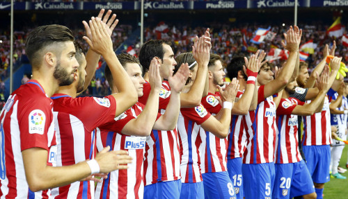 <p>Los jugadores del Atlético de Madrid saludan a la afición antes de disputar el primer partido de Liga ante el Alavés (1-1)</p>