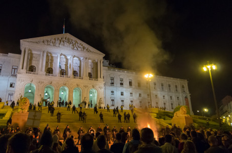 <p>Manifestación, frente al Parlamento de Lisboa, contra el anterior gobierno de Portugal.</p>