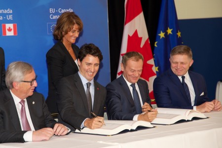 <p>Jean-Claude Juncker, Justin Trudeau, Donald Tusk y el primer ministro eslovaco, Robert Fico, durante la firma del CETA este domingo 30 de octubre.</p>