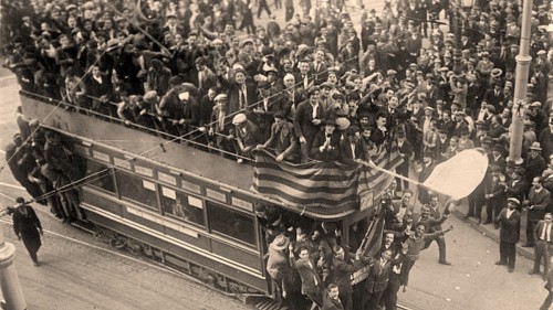 <p>Celebración de la Segunda República, el 14 de abril de 1931 en Barcelona.</p>