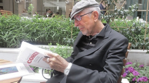 <p>Leonard Cohen, leyendo uno de los trabajos literarios que Alberto Manzano escribió sobre él.</p>