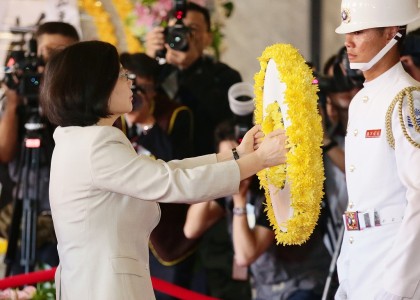 <p>La presidenta Tsai Ing-wen homenajea con una ofrenda floral al Ejército de la República de China (Taiwán) en mayo.</p>