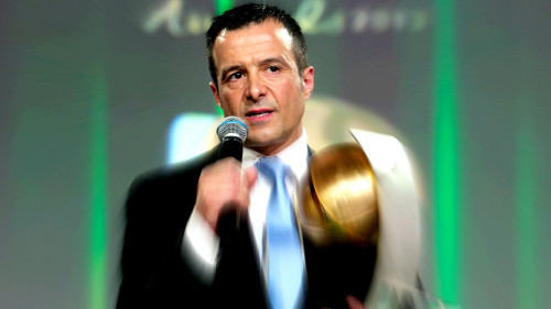 <p>Jorge Mendes, al recoger en 2013 el premio al mejor agente del año.</p>