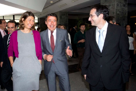 <p>Ignacio González y  Lucía Figar asisten a la toma de posesión de Fernando Suárez como rector de la Universidad Rey Juan Carlos en 2013.</p>