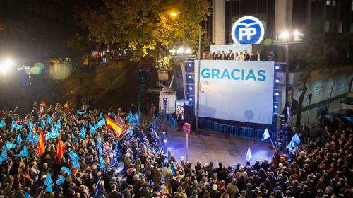 <p>Celebración en la calle Génova, frente a la sede del PP en Madrid, la noche electoral del 20-D</p>