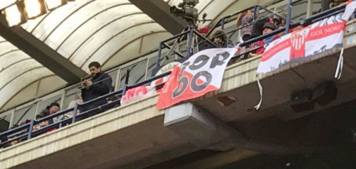 <p>Pancarta de los ultras del Sevilla FC en apoyo a uno de los presuntos violadores de sanfermines</p>
