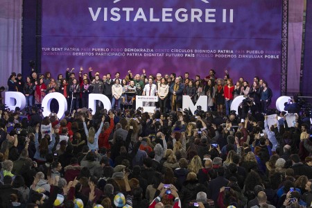 <p>Cargos y representantes de Podemos saludan desde el escenario en el cierre del Congreso de Vistalegre. </p>