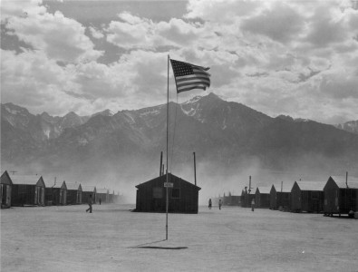 <p>Barracones del centro de concentración para residentes de ascendencia japonesa de Manzanar, California. Marzo de 1942.</p>