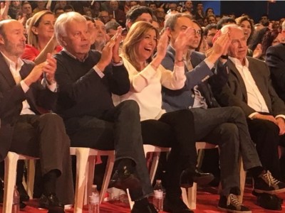 <p>Susana Díaz flanqueada por Rubalcaba, González, Zapatero y Guerra.</p>