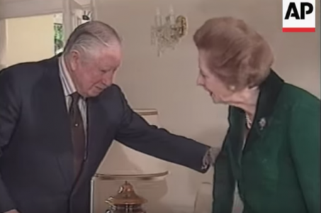 <p>Augusto Pinochet y Margaret Thatcher, en una imagen de vídeo de Associated Press. </p>