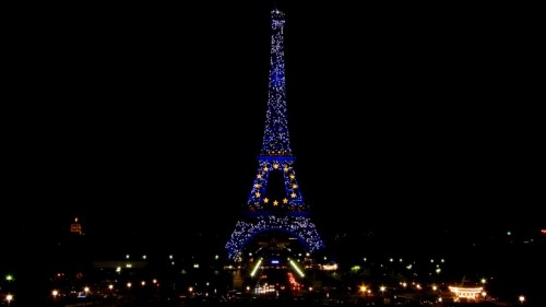 <p>La torre Eiffel iluminada con la bandera de la UE durante la presidencia francesa del Consejo de Europa en 2008.</p>