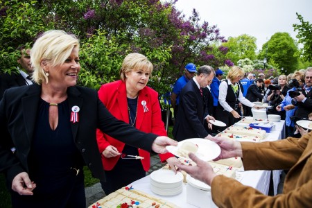 <p>La presidenta del Partido del Progreso y ministra de Economía, Siv Jensen, y la líder y primera ministra conservadora, Erna Solberg, en un festival en el Parlamento de Oslo en 2014.</p>