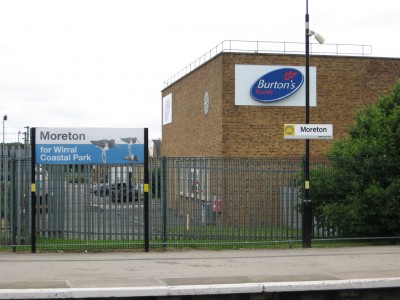 <p>Fábrica de Cadbury's cerca de la estación de tren de Moreton, Merseyside, Reino Unido.</p>