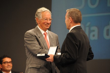 <p>Juan Padrón, recibiendo la medalla de oro de Canarias de manos del expresidente del gobierno autonómico, Paulino Rivero. </p>