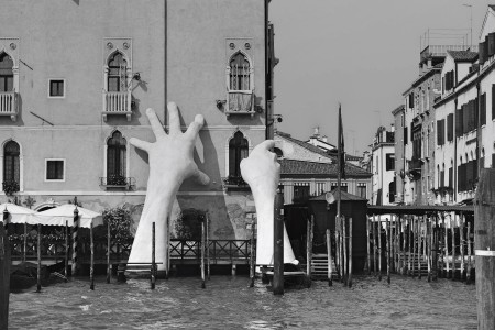 <p>Escultura de Lorenzo Quinn en el Gran Canal de Venecia.</p>