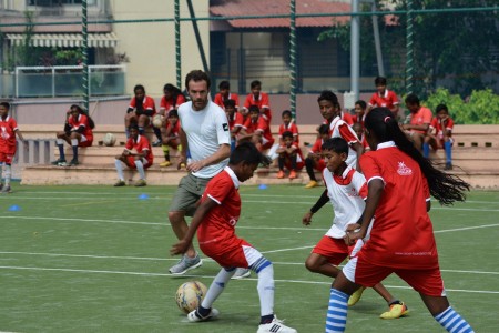 <p>Juan Mata juega un partido con un grupo de niños en un suburbio de Mumbai (India).</p>