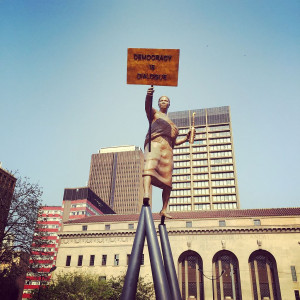 <p>Homenaje a las mujeres que lucharon contra el Apartheid, estatua del escultor Lawrence Lemaoana en Johannesburgo. </p>