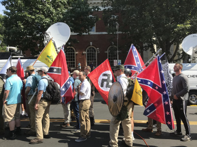 <p>Militantes nazis y supremacistas blancos se manifiestan en la ciudad estadounidense de Charlottesville el pasado agosto.</p>