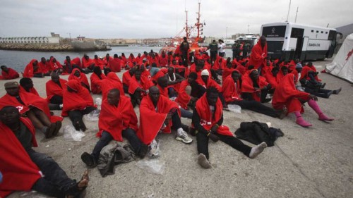 <p>Migrantes rescatados en la ruta del Estrecho, en agosto de 2017.</p>