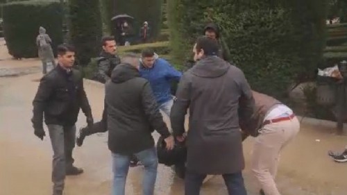 <p>El activista Lagarder es golpeado por ultras franquista cerca del Palacio de Oriente de Madrid. 20 de noviembre de 2016. </p>
