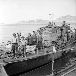 <p>Llegada del general Wagner ante el destructor británico que le llevará a la isla de Syni a firmar la rendición del ejercito alemán y la entrega del Dodecaneso. 8 de mayo de 1945.</p>