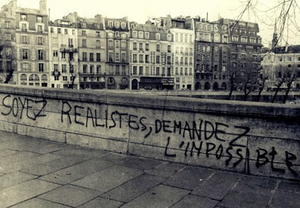 <p>Seamos realistas, pidamos lo imposible, de Herbert Marcuse , se convirtió en un lema del Mayo francés.</p>