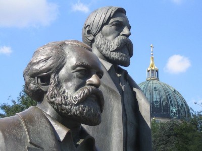 <p>Estatuas de Karl Marx y Friedrich Engels en el parque público Marx-Engels-Forum en Berlín, Alemania. </p>