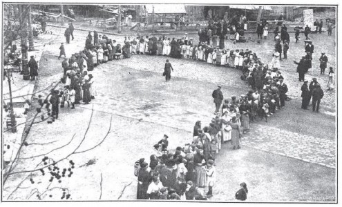 <p>Mujeres haciendo cola delante de una carbonería, en Barcelona.</p>