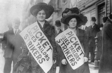 <p>Dos mujeres, durante los piquetes de la huelga de las camiseras de 1910 en Nueva York.</p>