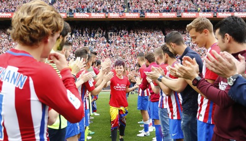 <p>Los jugadores del Atlético de Madrid, recibiendo a las jugadores del Atelti Féminas, tras proclamarse campeonas de Liga, en el Vicente Calderón, en mayo de mayo de 2017. </p>