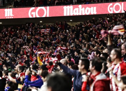 <p>Hinchas del Atlético de Madrid en las gradas del Wanda Metropolitano, durante el partido contra el Deportivo de la Coruña. Abril de 2018.</p>