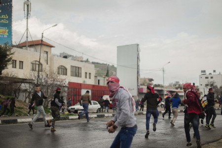 <p>Jóvenes palestinos se enfrentan al ejército israelí durante una protesta en el chekpoint de Huwara,Nablus</p>