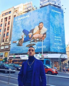 <p>Antón posa junto al cartel promocional de su álbum en la Gran Vía de Madrid.</p>