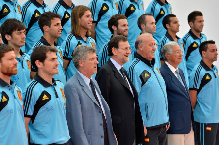 <p>Ángel María Villar, expresidente de la RFEF, y Mariano Rajoy, presidente del Gobierno, junto a los jugadores de la Selección Española de Fútbol. </p>