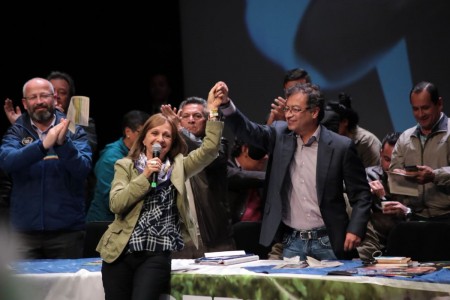 <p>Ángela María Robledo y Gustavo Petro, en un acto de campaña el 13 de junio. </p>